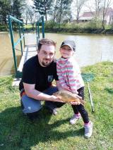 20230510163616_IMG_20230422_143641: Děti si v Paběnicích užily nejen chytání ryb, ale také hru s tajenkou!