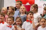 20230516195543_IMG_2637: Foto: V aule Gymnázia Jiřího Ortena slavily děti z MŠ Pohádka „Den maminek“