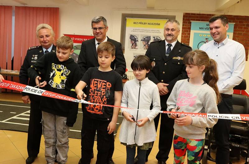 Foto: Čtvrťáci ze Žižkova oficiálně otevřeli výstavu Děti v dopravě“