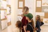 20230523212930_IMG_5766: Foto: Úterní vernisáž zahájila výstavu ilustrace žáků uměleckých škol ke zpěvníku „Brouček si notuje písničku“