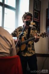 20230530114315_MG_00305: Foto: V Blues Café koncertoval jihoafrický muzikant James Gerald Clark