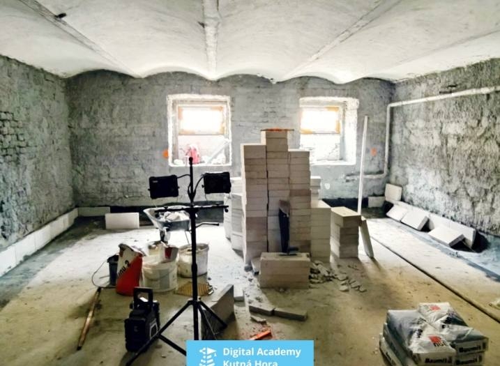 Práce na rekonstrukci střední školy Digital Academy v Kutné Hoře stále pokračují
