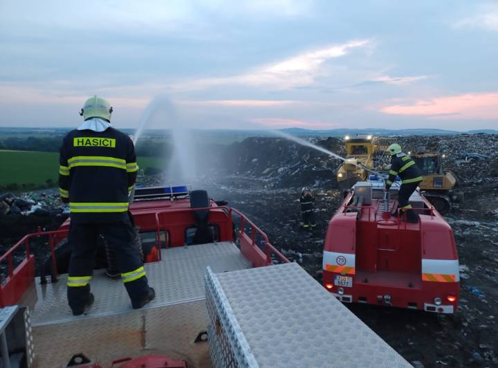 V Čáslavi hořela skládka, byl vyhlášen druhý stupeň požárního poplachu
