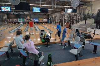Intenzivní práci ve Středisku Na Sioně zakončili bowlingovým turnajem
