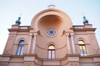 V čáslavské Synagoze můžete vidět restaurovaný kazetový strop a výmalbu ženské galerie
