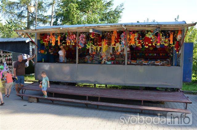 Foto: Atrakce tradiční poutě v Golčově Jeníkově lákaly děti i dospělé!