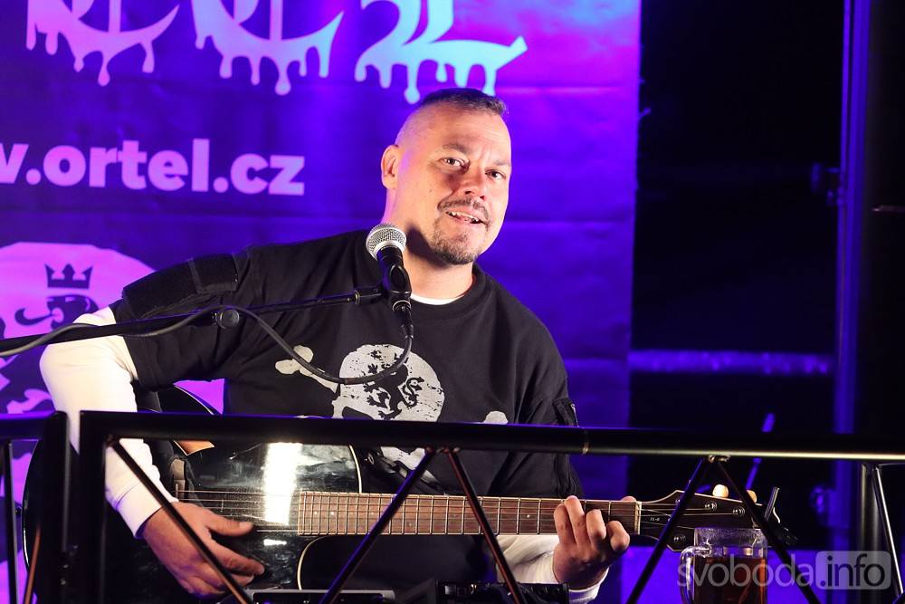 Foto: V čáslavské pivnici „Čína“ Na Čeplově zahrál a zazpíval Tomáš Ortel
