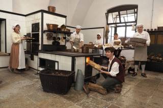 Listopad v kraji: Oživlá zámecká kuchyně na zámku ve Žlebech nebo lampionový průvod v Kutné Hoře!