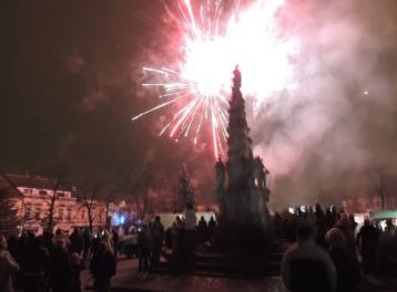 Foto, video: Na čáslavský novoroční ohňostroj bylo zvědavé zaplněné Žižkovo náměstí