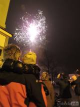 DSCN8039: Foto, video: Na čáslavský novoroční ohňostroj bylo zvědavé zaplněné Žižkovo náměstí