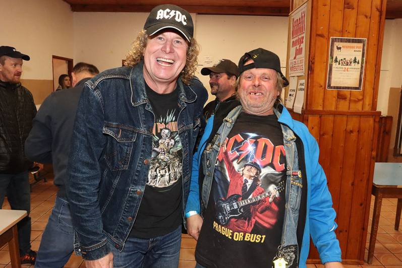 Foto: V Křeseticích burácely hity AC/DC v podání české tribute kapely AC/CZ!