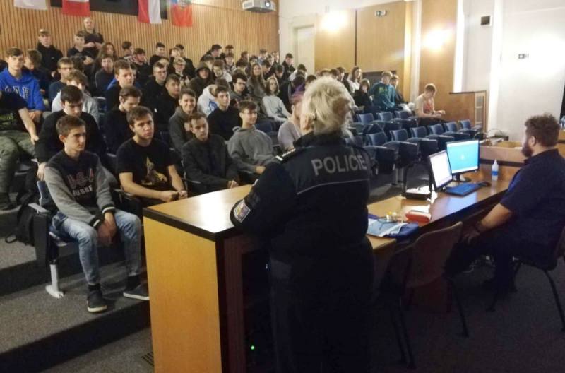 Policisté probrali se studenty průmyslovky trestní odpovědnost mladistvých
