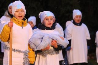 Foto: V Kobylnici už svítí vánoční strom, o atmosféru se postaraly děti ze školky!