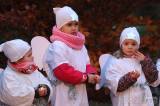 20231126004554_IMG_4194: Foto: V Kobylnici už svítí vánoční strom, o atmosféru se postaraly děti ze školky!