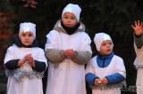 20231126004606_IMG_4232: Foto: V Kobylnici už svítí vánoční strom, o atmosféru se postaraly děti ze školky!