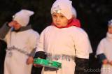 20231126004632_IMG_4336: Foto: V Kobylnici už svítí vánoční strom, o atmosféru se postaraly děti ze školky!
