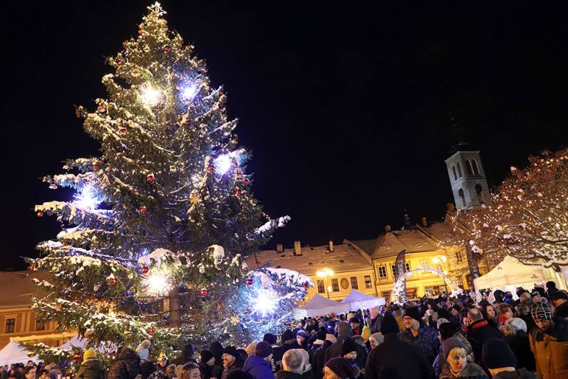 Foto, video: Barborky rozsvítily vánoční strom na Palackého náměstí v Kutné Hoře!
