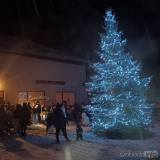 20231204110650_IMG_20231201_174443: Foto: Vánoční strom o víkendu ozářil také Brambory!