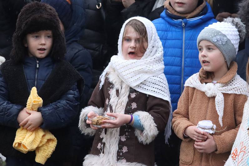 Foto: Na vánočním jarmarku v kutnohorské Pohádce tradičně dražili sladkého kapra!