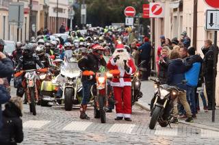 Foto, video: Na Štědrý den vyrazili motorkáři v Kolíně na tradiční Vánoční vyjížďku!