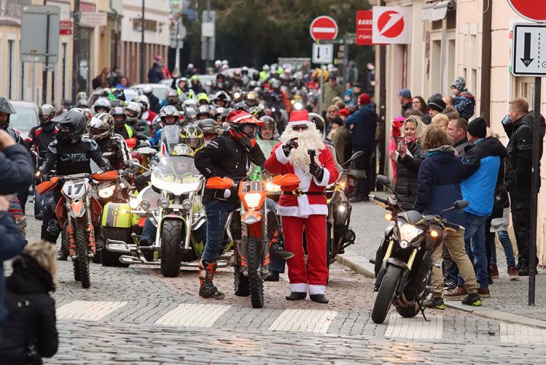 Foto, video: Na Štědrý den vyrazili motorkáři v Kolíně na tradiční Vánoční vyjížďku!