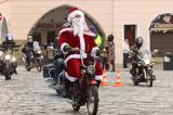 20231224163230_IMG_8733: Foto, video: Na Štědrý den vyrazili motorkáři v Kolíně na tradiční Vánoční vyjížďku!