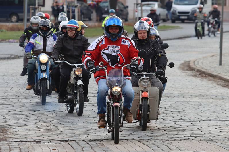 Foto: Motorkáři z Čáslavi vyrazili do roku 2024 po jedné stopě!