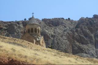 Z Čáslavi za vzácným reliéfem Boha do arménského klášteru Noravank