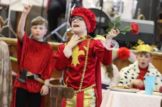 Foto: Křesetickým ženám zahráli muzikál „O Šípkové růžence“!