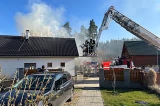 Požár rodinného domu zažehnula jiskra od úhlové brusky