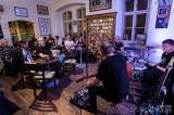 20240329193513_20240328_029m: Zelený čtvrtek v Blues Café prozářilo rodinné trio Petry Börnerové