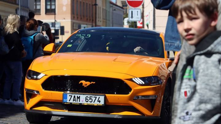 Foto, video: Centrum Kolína oživil sobotní 4. Mustang sraz!