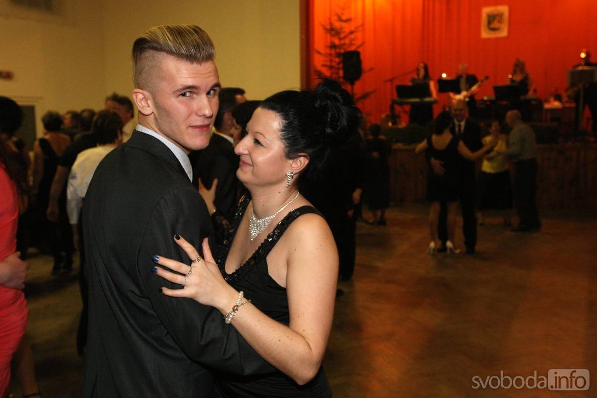 Foto: Myslivci z Malešova si zatančili na sobotním plese v Křeseticích