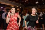 ples77: Foto: Na Hvězdičkovém plesu v Třemošnici se tančilo v duchu 60. a 70. let