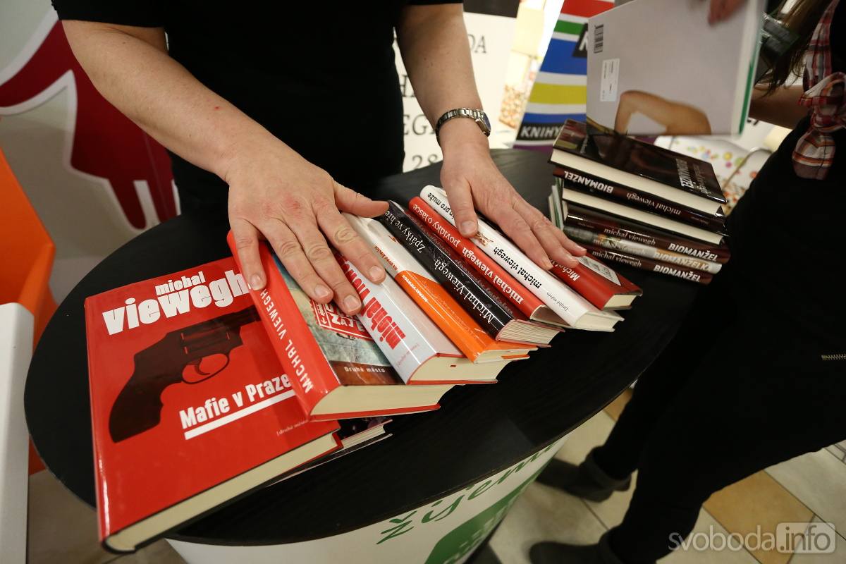 Foto: Michal Viewegh v Kolíně v Kolíně představoval novou knihu, došlo i na autogramiádu