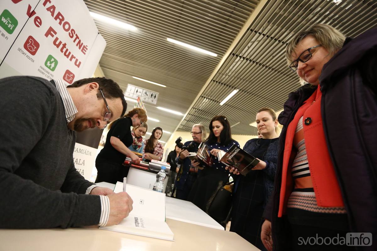 Foto: Michal Viewegh v Kolíně v Kolíně představoval novou knihu, došlo i na autogramiádu