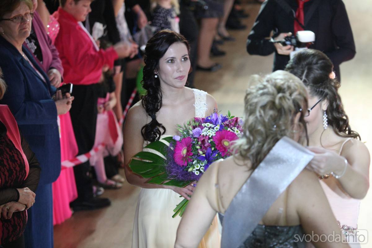 Foto: Maturantky obchodní akademie si pro svůj ples zvolily army styl
