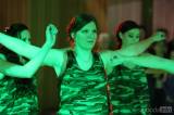 5G6H1764: Foto: Maturantky obchodní akademie si pro svůj ples zvolily army styl