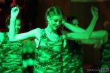 5G6H1769: Foto: Maturantky obchodní akademie si pro svůj ples zvolily army styl