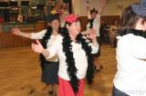 5G6H5902: Foto, video: Na paběnickém Sportovním plese nemohla chybět Montgomery s tancem na stole!