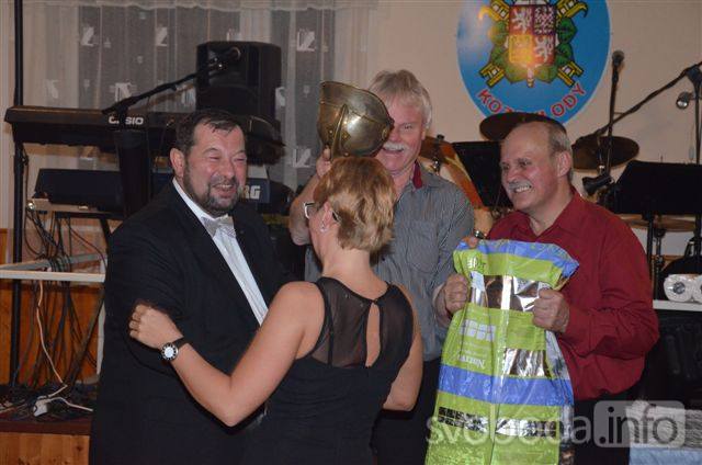 Foto: Vítěz tomboly si z hasičského plesu v Kozohlodech odnesl vepřovou hlavu!