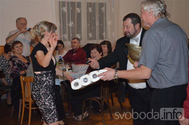 Foto: Vítěz tomboly si z hasičského plesu v Kozohlodech odnesl vepřovou hlavu!