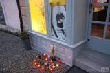 5G6H8353: Kutnohoráci vyjadřují soustrast, u galerie Bořka Šípka zapalují svíčky