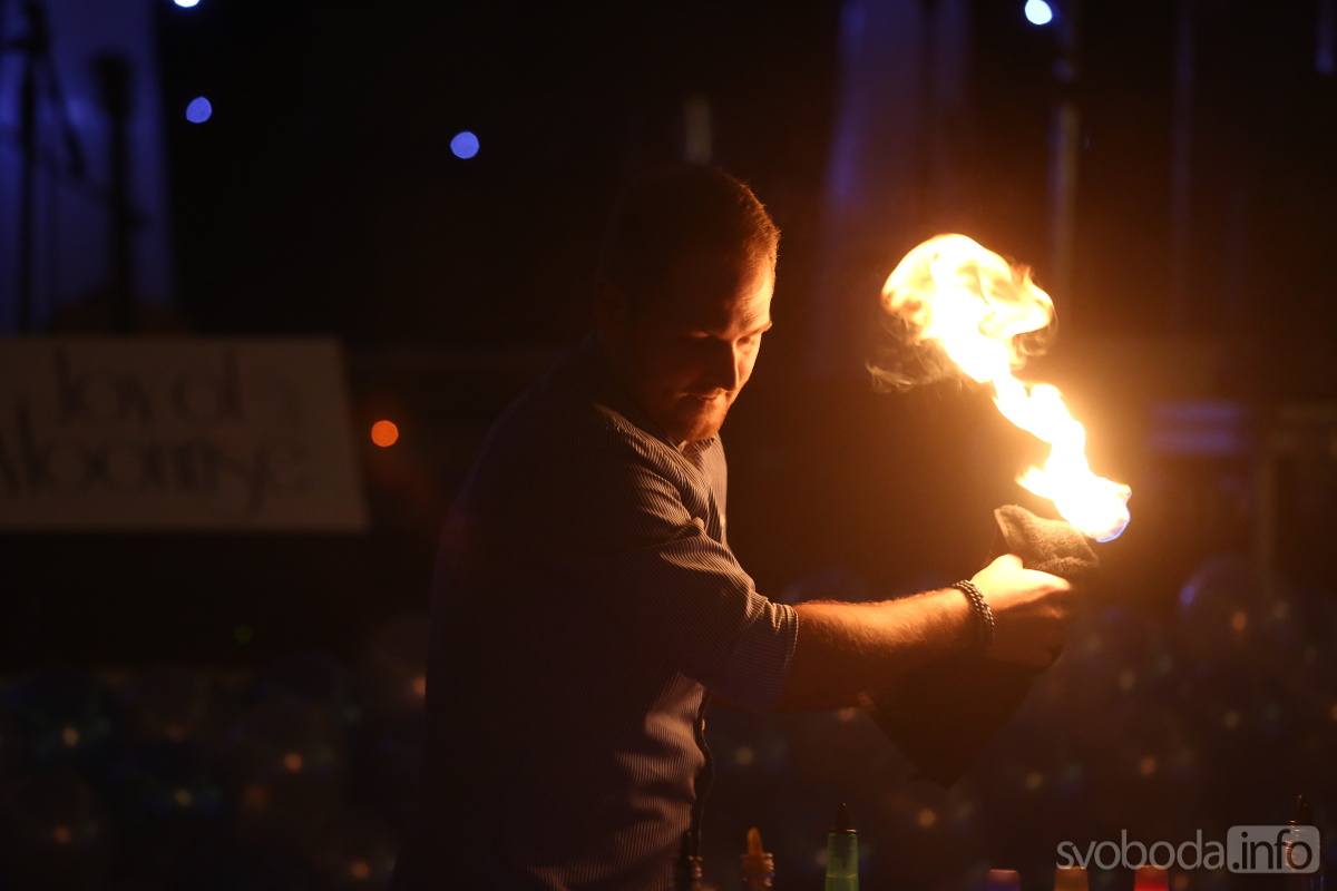 Foto: Maturanti kolínského gymnázia si na sobotním plese užili i barmanskou ohňovou show