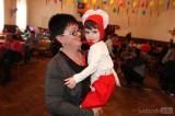 5G6H1023: Foto: S církvickými dětmi si na nedělním karnevale pohrál i Shrek