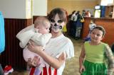 5G6H1095: Foto: S církvickými dětmi si na nedělním karnevale pohrál i Shrek
