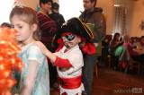 5G6H1121: Foto: S církvickými dětmi si na nedělním karnevale pohrál i Shrek
