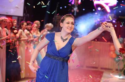 Foto, video: Padesát maturantek se na plese v Lorci proměnilo v divošky!