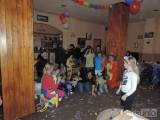 20160307_36: Foto: Největší ohlas u dětí sklidila na karnevalu v Retro baru U Nemocnice hra „Židlovaná“