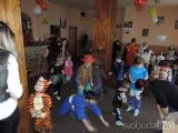 20160307_DSCN3279: Foto: Největší ohlas u dětí sklidila na karnevalu v Retro baru U Nemocnice hra „Židlovaná“